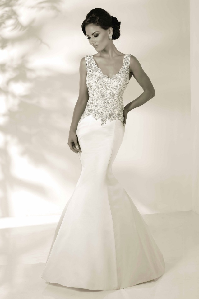 Saténová sukňa, podprsenka s výšivkou, výstrih do V. top-výšivka-v-krku-svadobné-šaty