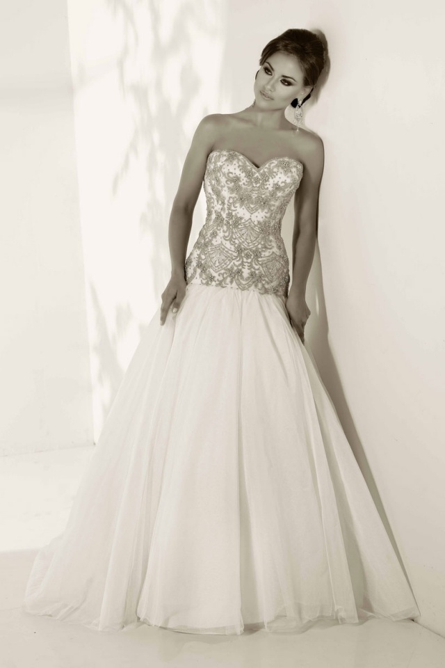 Srdcový výstrih, bohatá sukňa, prsia dlho-busta-zdobené-svadobné-šaty-nápady