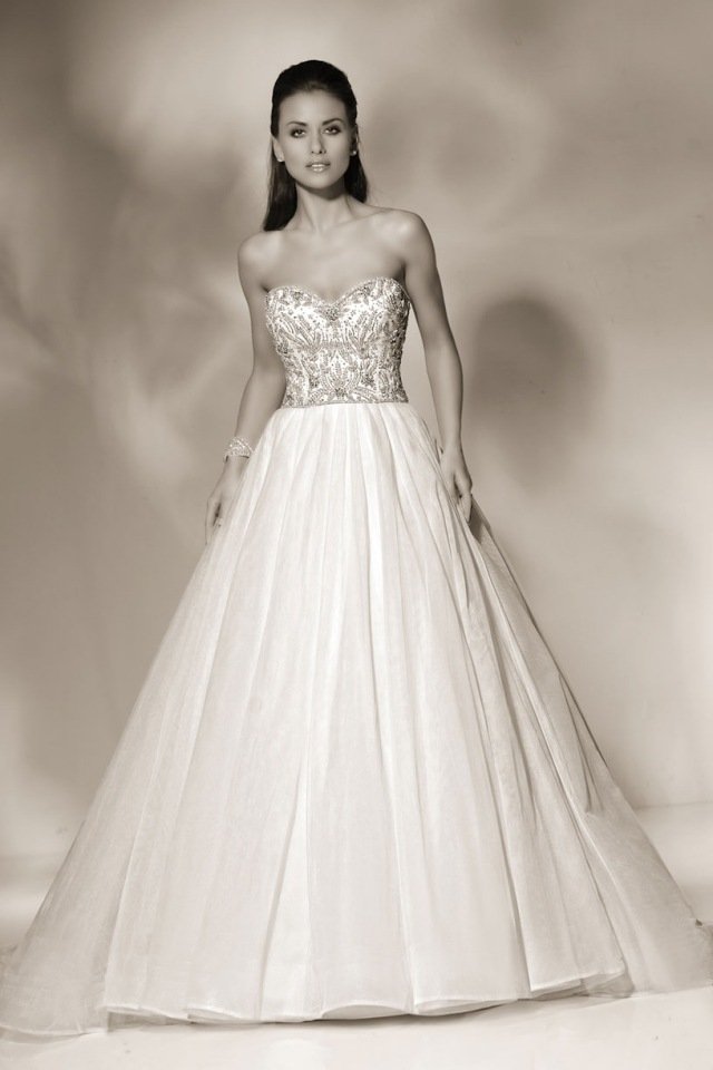 Srdcový výstrih s výšivkou, tylová sukňa tylové sukňové šaty so srdiečkovým výstrihom