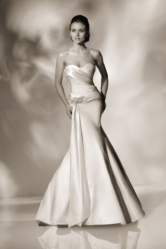 Elegantný strih, satén, podprsenka a opasok figúrkou zvýraznený opasok so srdiečkovým výstrihom