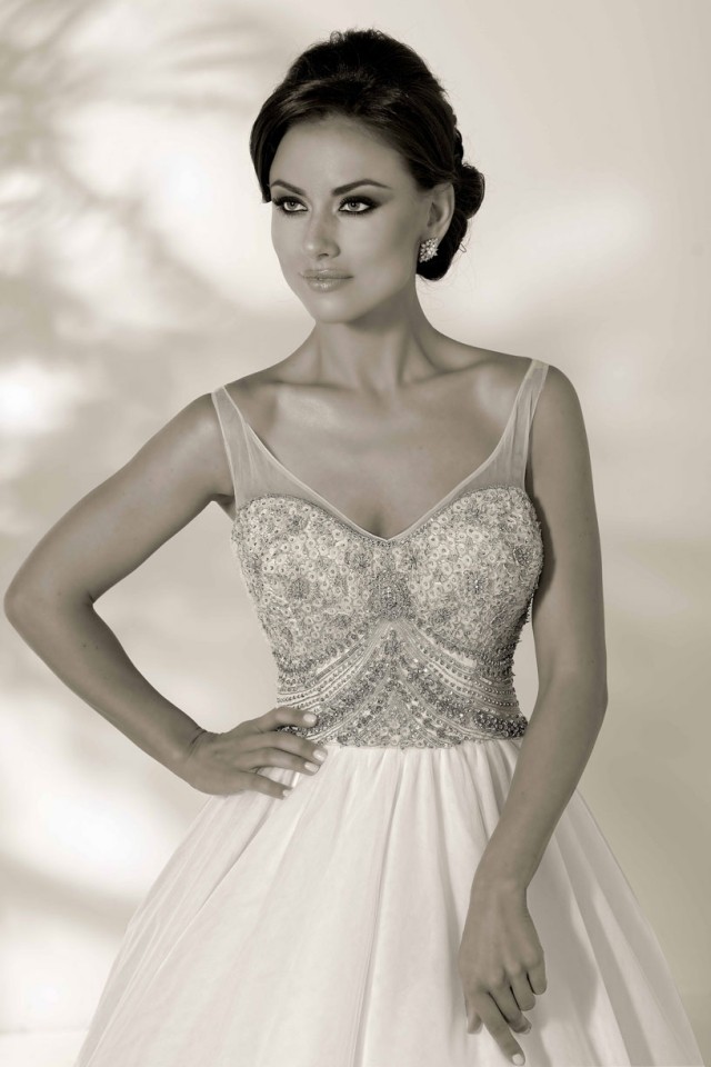 Flamenco rukávy z tylu, bustier v orientálnom štýle carmen-výstrih-nevesta-šaty-nápad-zavrieť