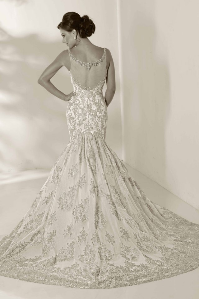 Tylový chrbát s výšivkou, hlboký podmorský výstrih, vláčik, nevesta-šaty-vlak-bohaté-dole-desinger