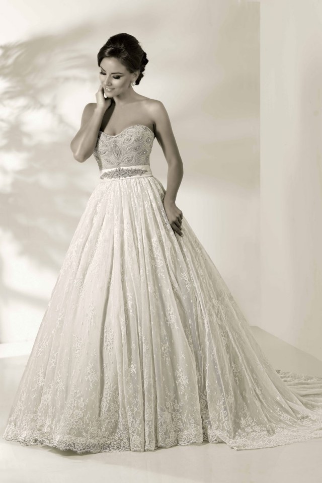 Tylová sukňa, perspektíva princeznej, bohaté prsia, opasok košeľa-bohatá-padajúca-sukňa-elegantné-svadobné šaty