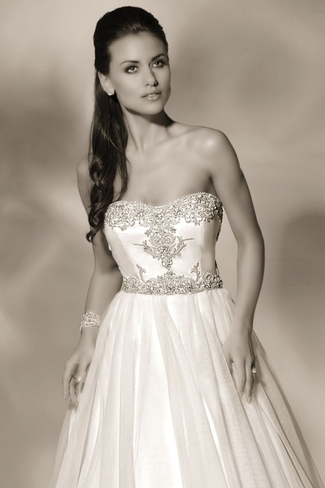 Saténové prsia s výšivkou, tylová sukňa bustier-ornament-svadobné-nápady-tylová sukňa