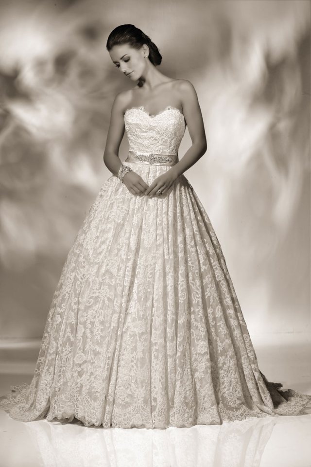 Dotyk po tridsiatke, čipka, výstrih srdca s opaskom svadobné šaty-srdiečkový výstrih-bohatá-sukňa-čipka