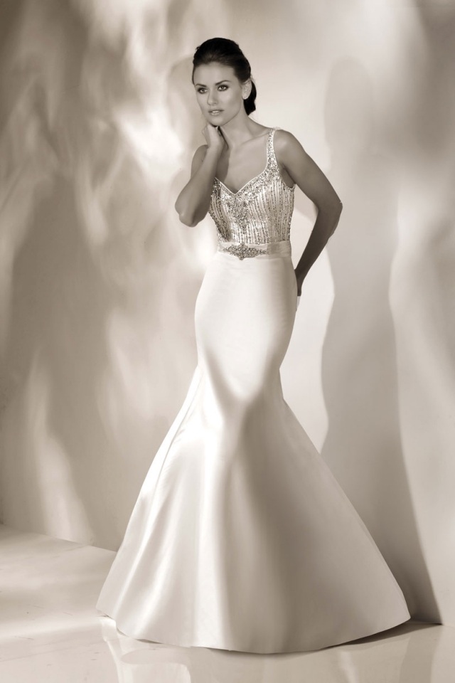 Saténová sukňa, opasok, výstrih do V, bez rukávov podlaha-dlhá-hladká-sukňa-poprsie-popruhy