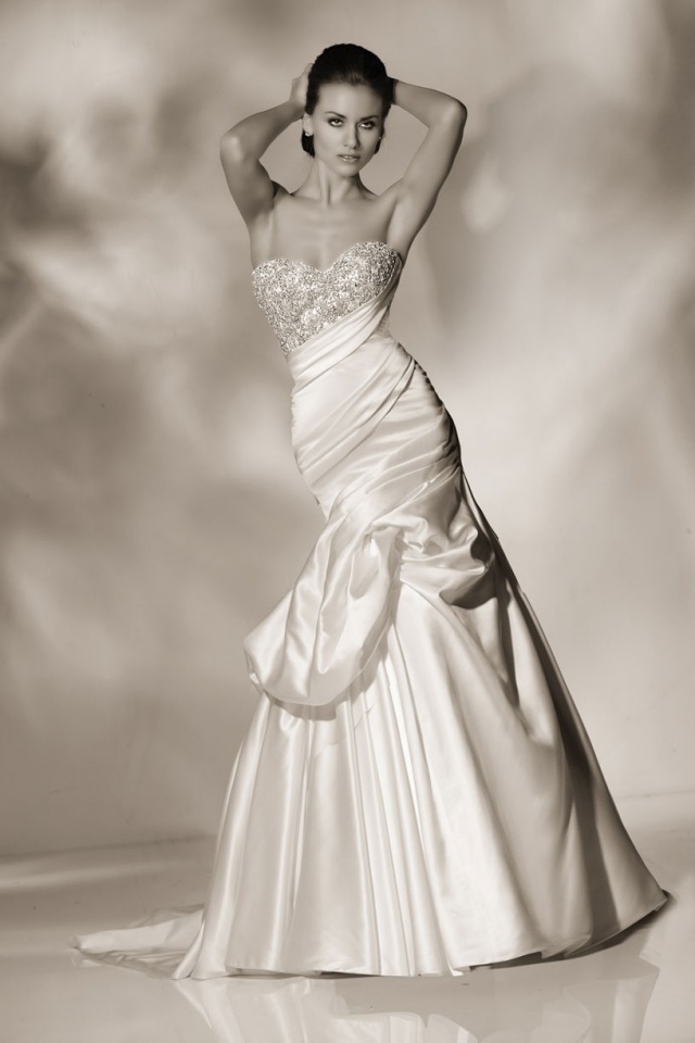 Diagonálny strih, flounce efekt, výrez srdca asymetrický-flounce-efekt-plné-šaty-nevesta