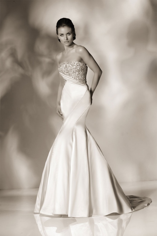 Výstrih bez ramienok, saténová sukňa, diagonálny efekt Asymetrické svadobné šaty s výstrihom a menším výstrihom