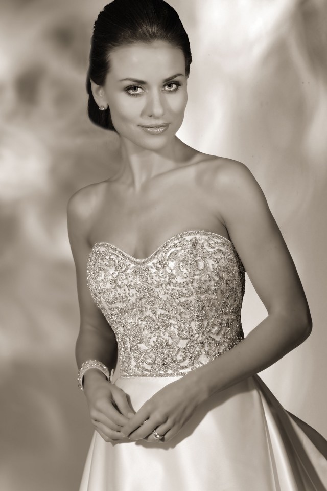 Bohaté prsia s výstrihom do srdca, výšivkou vystrihnúť-srdce-zavrieť-obrázok-nevesta-šaty