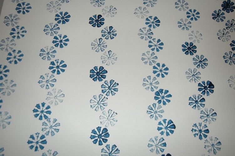 maľovanie na stenu-nápady-spálňa-urob si sám-bielo-modro-valčekový vzor valčekové kvety