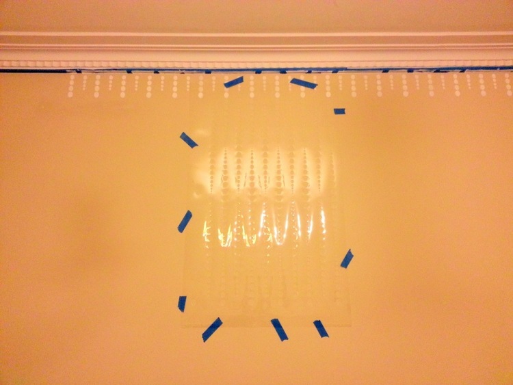 nástenné maľby-nápady-spálňa-urob si sám-diy-bodky-šablóna-umiestnenie-páska-vzor