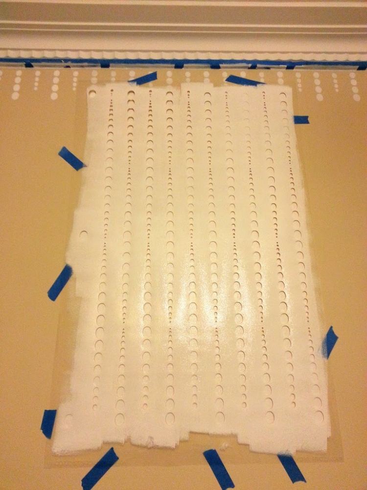 maľovanie na stenu-nápady-spálňa-urob si sám-diy-bodky-šablóna-dĺžka-biela-vertikálna