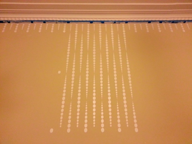 maľovanie na stenu-nápady-spálňa-urob si sám-bodky-kreatívne-pripojte-vzory-vertikálne