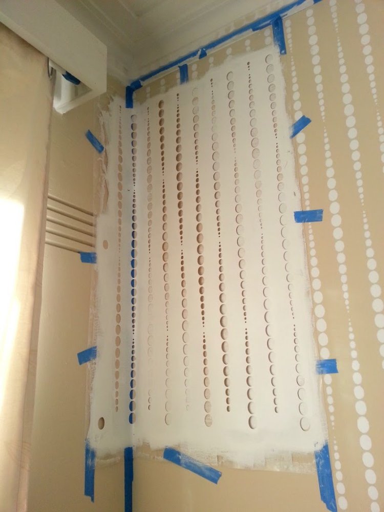 maľovanie na stenu-nápady-spálňa-urob si sám-diy-bodky-šablóna-biela-farba-rohový návod