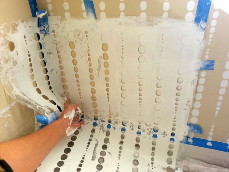 maľovanie na stenu-nápady-spálňa-urob si sám-diy-bodky-šablóna-rohový návod-farba-biela