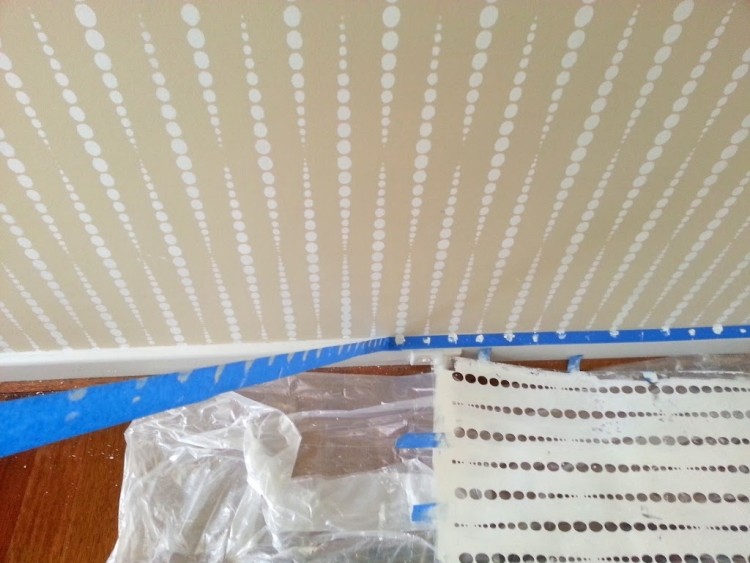 maľovanie na stenu-nápady-spálňa-urob si sám-bodky-kazety-páska-odstraňovanie-okraja