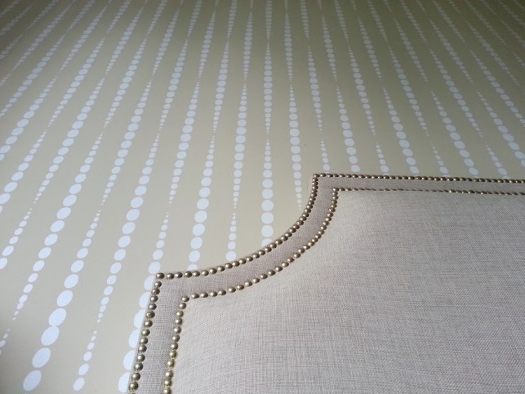 nástenné maľby-nápady-spálňa-urob si sám-bodky-čelo postele-výsledky-béžovej-krémovej farby