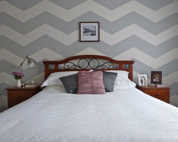 Nástenné nápady-urob si sám-spálňa-cik-cak-chevron-vzor-šedo-biela