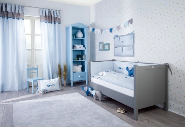 detská izba-stena-dizajn-motív-tapeta-jemné-modré-posuvné-závesy