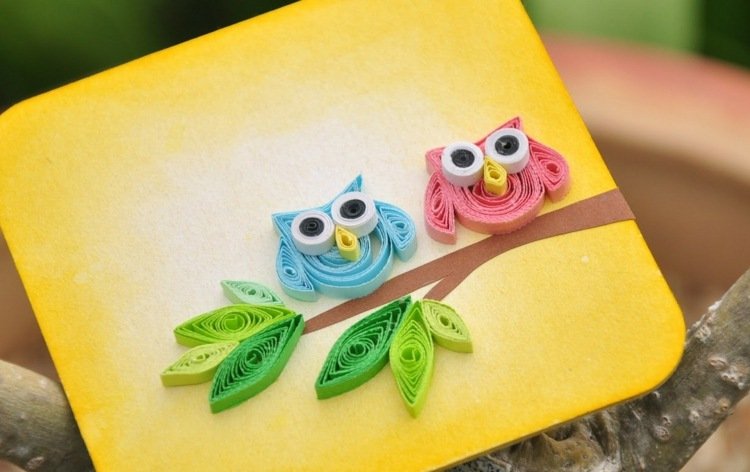 Remeselné nápady s motívmi sovičiek z papiera víria pruhy na žltom pozadí