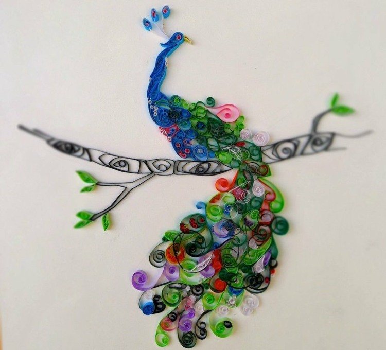 Remeselné nápady papierový páv pestré farby rolka drotár vetva vták modrý