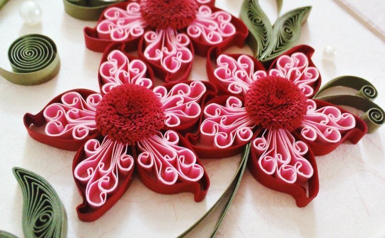 remeselné nápady s papierovými červenými ružovými kvetinovými strapcami, urobte si romantiku