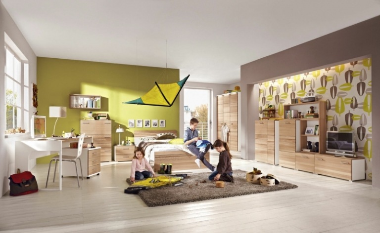 Unisex detské postele - nápad do detskej izby vo svetlej farbe dreva unisex postieľky svetlé drevo priestranný koberec do detskej izby sivý