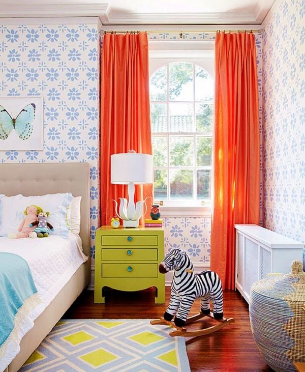 Žltý nočný stolík do detskej izby s nepriehľadným závesom a dizajnom