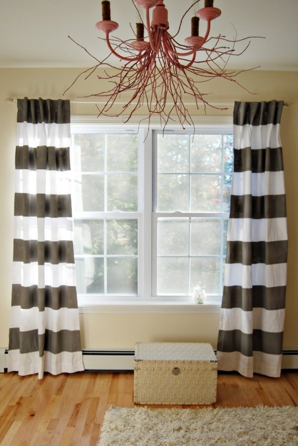 Vodorovné pruhy závesová tyč s posuvnou záclonou