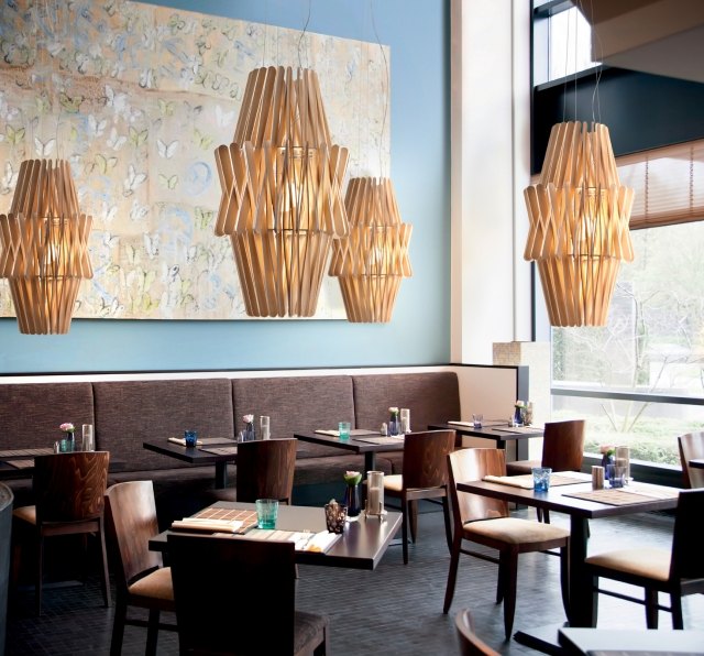 Dizajnové osvetlenie-verejné priestory-drevené palice-dizajn lampy