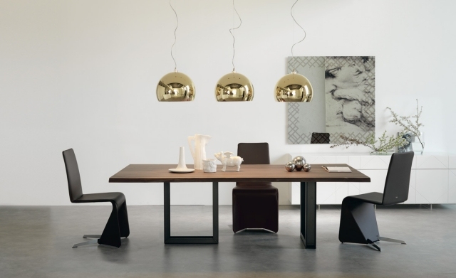 Jedáleň drevený stôl-čierne stoličky-konzolová mosadzná závesná lampa-kredenc biela Jedáleň drevený stôl-konzolová mosadzná závesná lampa v tvare pologule