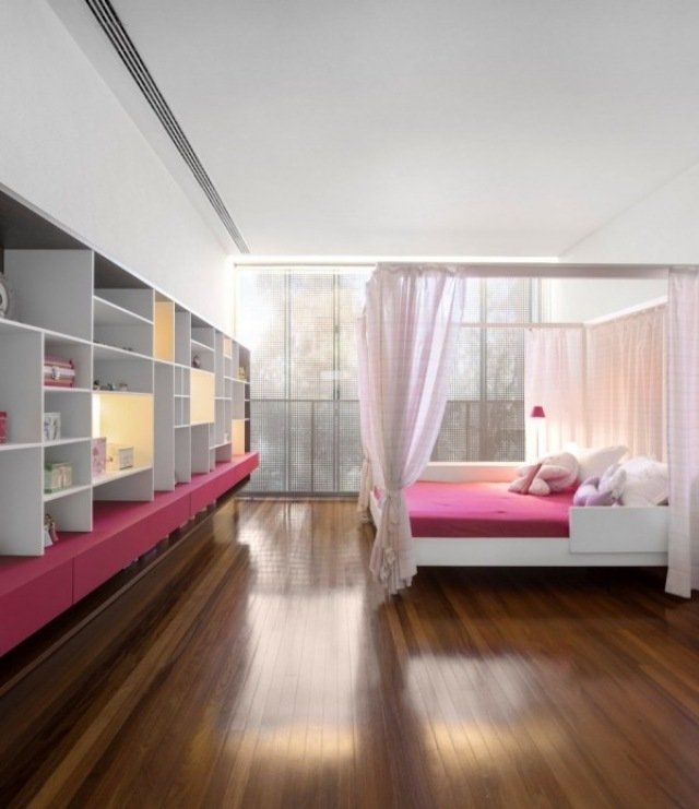 Úložný nábytok-skriňa-v detskej izbe-baldachýnová posteľ-drevená podlaha-lakovaná