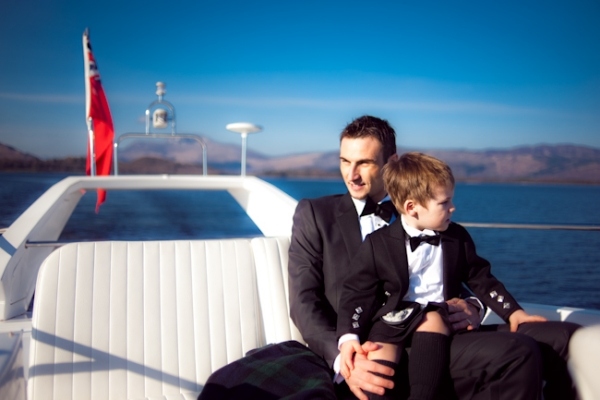 Otec a syn oblečené v čiernych oblekoch s motýlikmi