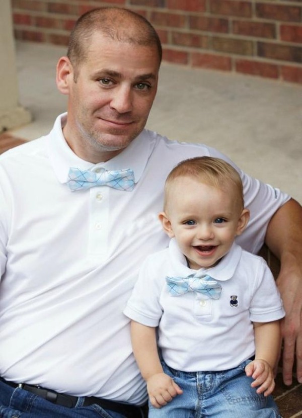 Najmladší potomok rodiny sedí opticky na otca