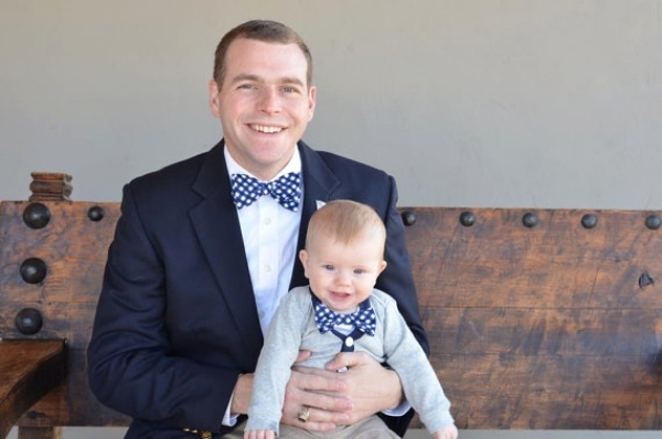 Dad-and-baby-with-bow-ties-blue-spotted-nápady-pre-vtipné-outfity