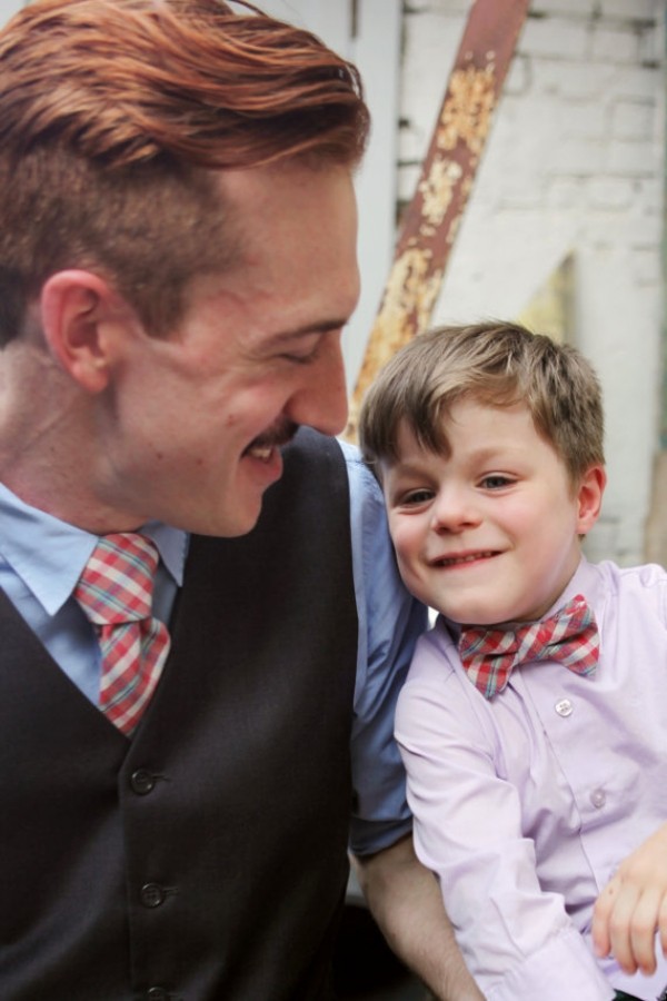 elegantné-sviatočné-outfity-pre-otca-a-syna-kravatu a motýlika-kontrolný vzor