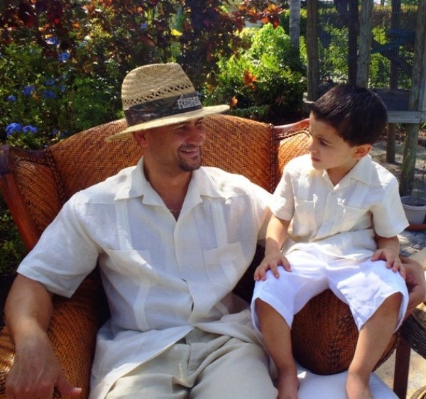 otec-syn-letné-oblečenie-biela-košeľa-päť vreciek-štýl-golier