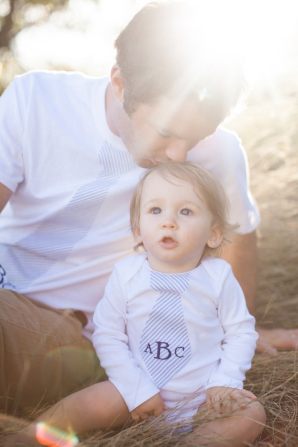 Otec-dieťa-dieťa-mätúco oblečené-rovnako