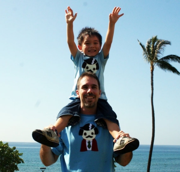 otec-a-syn-vtipné-obrázky-rovnaké-tričká-s-aplikáciou