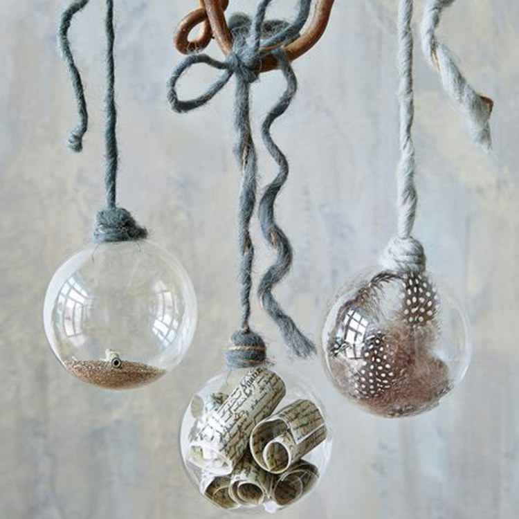 Na Vianoce môžete zavesiť ručne vyrobené sklenené gule nápady na vianočné dekorácie sklenená guľa stuha sivá príves