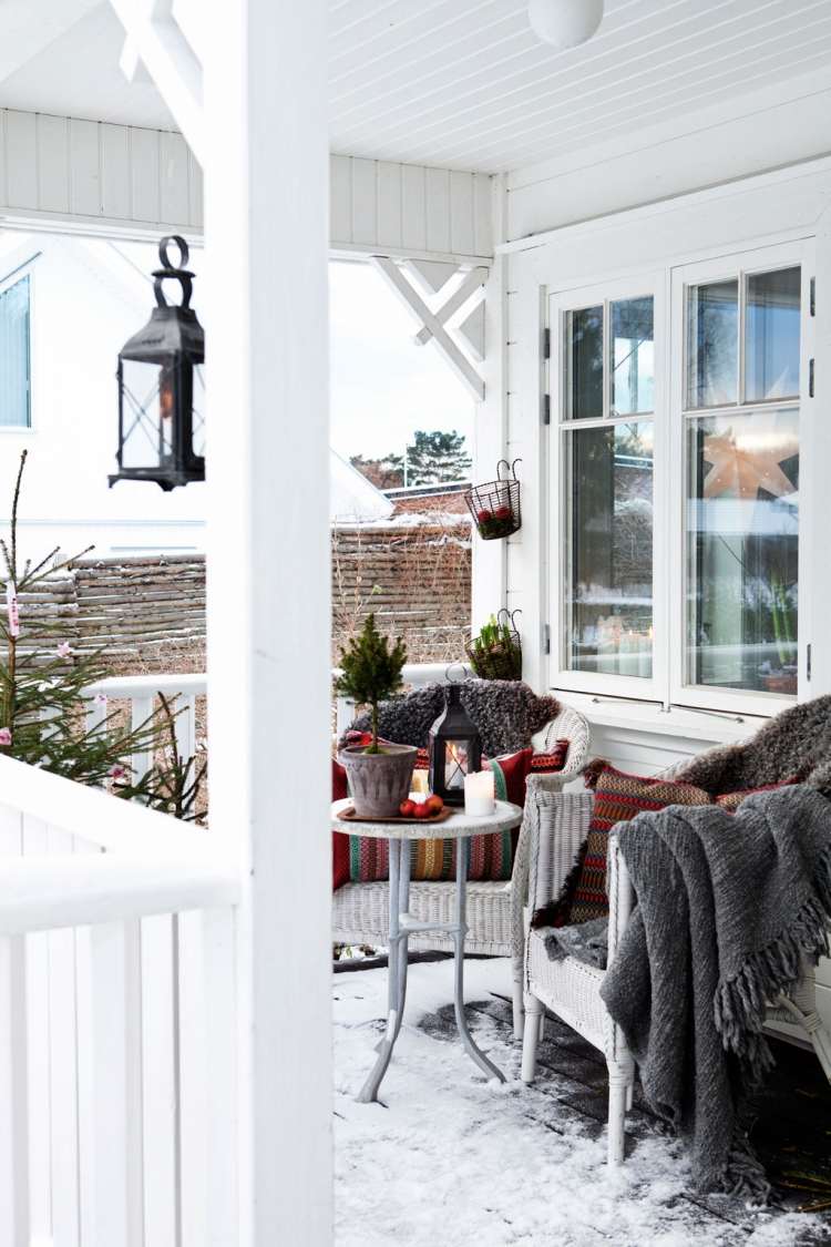 Vianočné dekorácie aj von - krásne vyzdobená veranda vianočné dekorácie-nápady-škandinávska-veranda-biely-strop-sviečka-lampáš