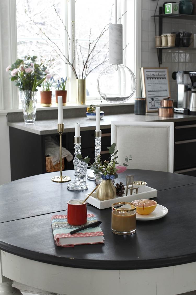 Jedálenský stôl v čiernobielom prevedení a moderná minimalistická závesná lampa vianočné dekorácie-nápady-škandinávsky-čierno-biele-moderné-svetlo-svietnik