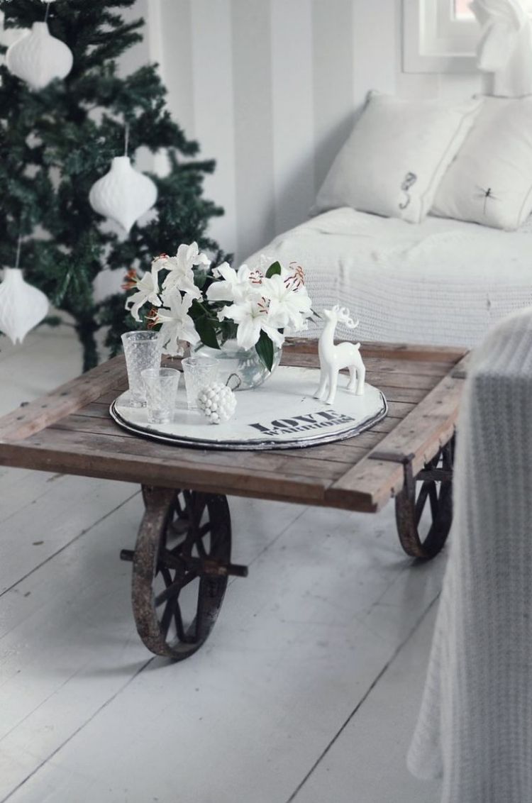 použite starý koliesko ako vintage konferenčný stolík vianočné dekorácie-nápady-škandinávsky-konferenčný stolík-fúrik-drevená-podlahová doska-biela