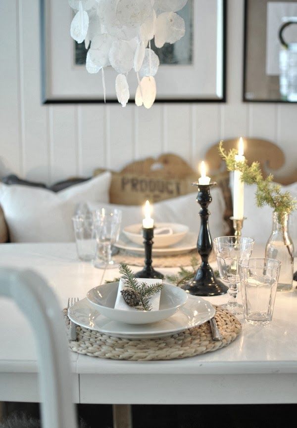 Ratanové prestieranie, svietniky a jedľové konáre škandinávske-vianočné dekorácie-stôl-ratan-prestieranie-držiak na sviečky-jedľové konáre