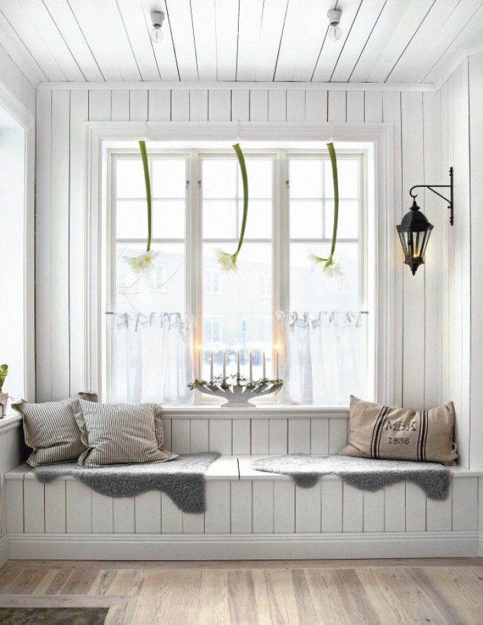 Amaryllis kvety ako vianočné ozdoby na okno škandinávske-vianočné-dekorácie-okenné-dekorácie-amarylis-kvety