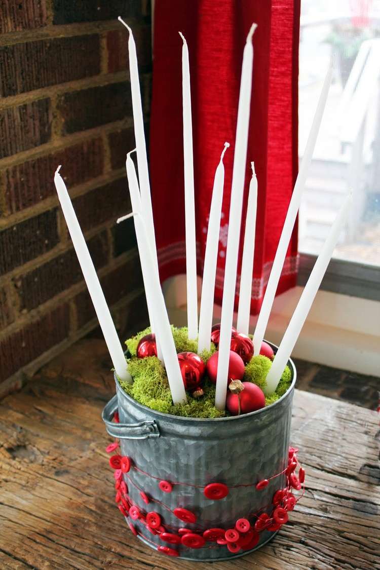 plechové vedro obalené červenými gombíkmi okenný parapet-výzdoba-interiér-vianočné-plechové-vedro-červené-gombíky-sviečky-mach-červené gule