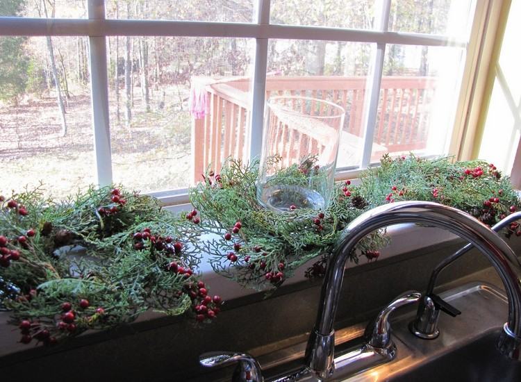 Vence z bobuľových konárov a lampáš na parapete Dekorácia parapetu vnútri-vianoce-bobule-konáre-veniec-lampáš