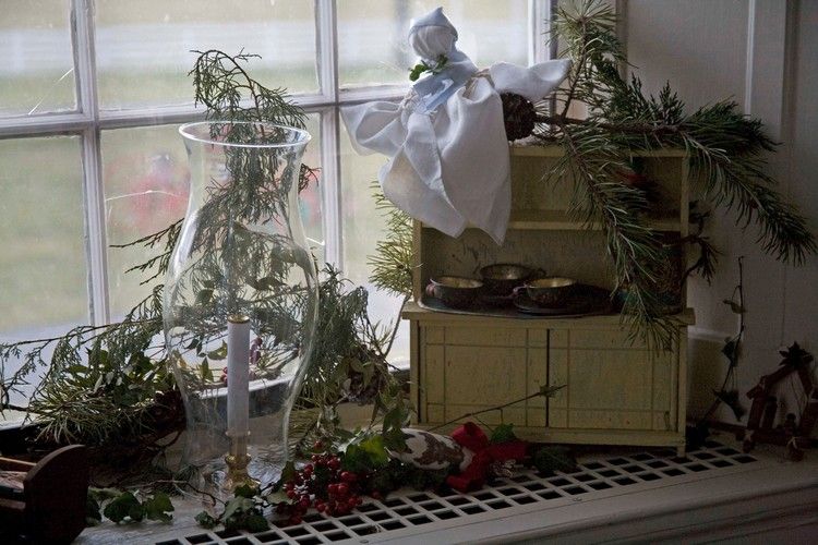 Jedľové a bobuľové vetvy, lampáš a dekorácie Okenný parapet-výzdoba-interiér-vianočné-lampášové-jedľové konáre-vinobranie-dekorácia