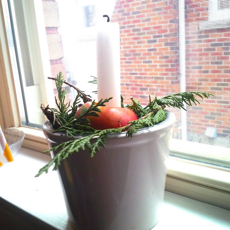 Zúžená sviečka v vydlabanom jablku Okenný parapet-dekorácia-interiér-vianočné-hrnce-konáre-jablková-sviečka