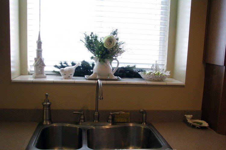 zelené konáre a biele kvety v porcelánovom džbáne parapet-dekorácia-interiér-vianoce-porcelán-dekorácia-články-kvety